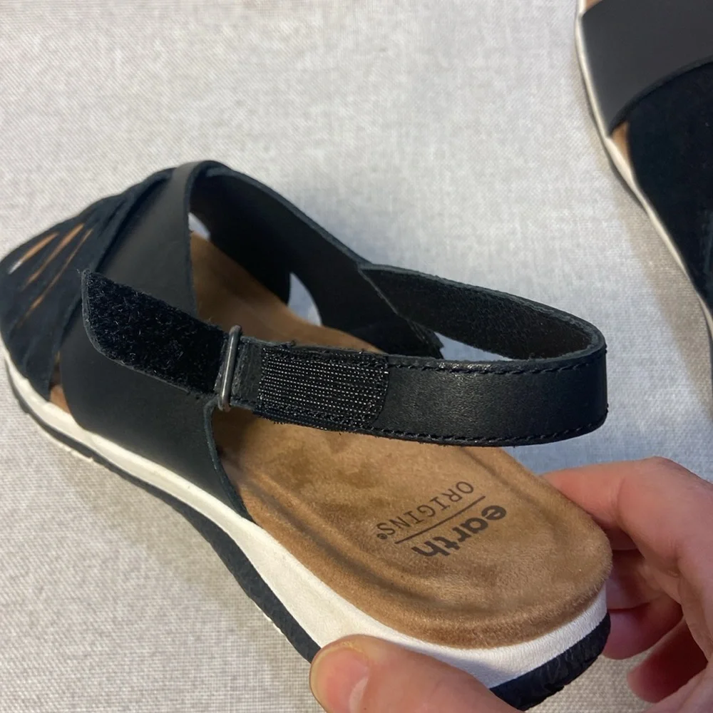 Earth Women's Suzie Flat Sandal Size 6,5. New.